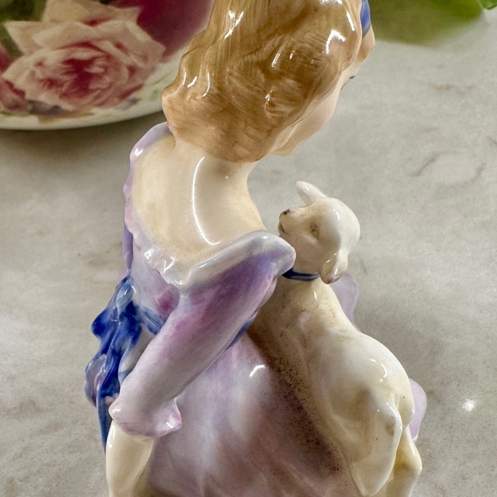 ROYAL DOULTON, HN2048, “MARY HAD A LITTLE LAMB”, 1949-1988. 3 1/2”TALL. - Picture 6 of 10